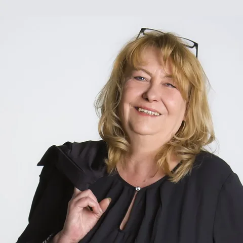 Claudia Kansier, Versicherungskauffrau